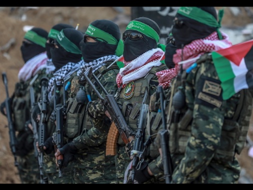 Hamas diffonde video shock, ostaggio coperto di sangue