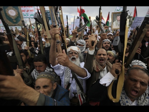 Houthi annunciano nuovi attacchi contro scali israeliani