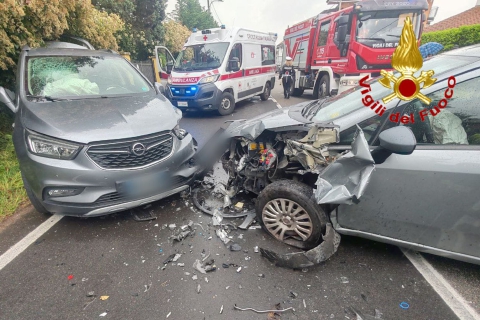 Busto Arsizio: scontro fra auto, tre feriti