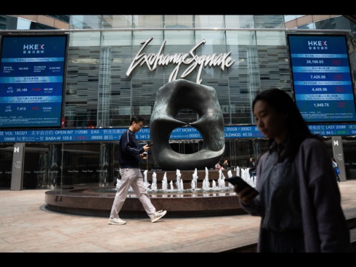 Borsa: Hong Kong poco mossa, apre a -0,09%