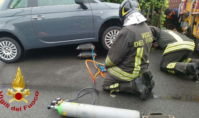 I vigili del fuoco al lavoro per la messa in sicurezza della fuga di gas provocata dall’auto finita contro al muro
