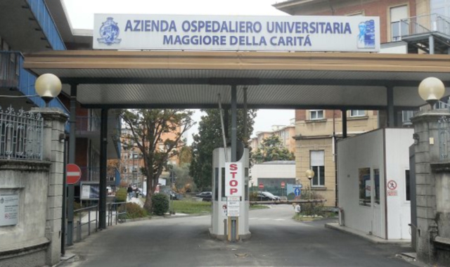 L’operaio trentenne è stato portato d’urgenza all’ospedale di Novara