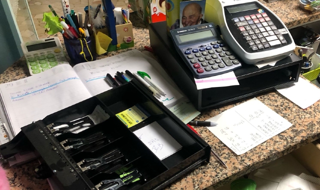 Un registratore di cassa svuotato