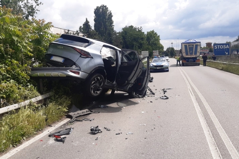 Rubano l’oro, poi si schiantano con l’auto: un ricercato