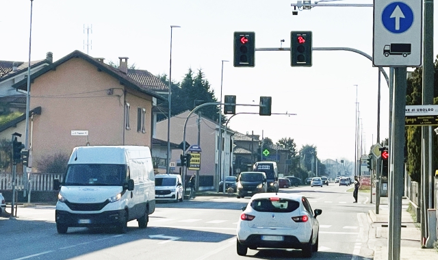 Semaforo rosso, ma passano tutti