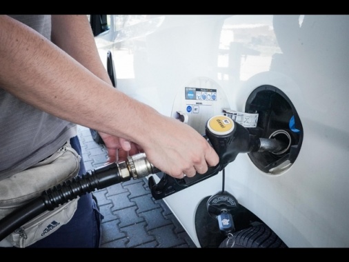 Ancora giù prezzi dei carburanti, verde al self a 1,697 euro