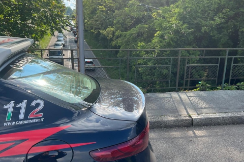 Minaccia di buttarsi dal cavalcavia, 13enne salvata dai carabinieri