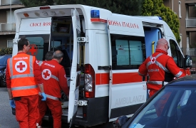 Si sente male davanti a casa, un agente la rianima