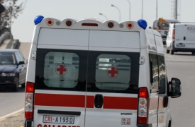 Cadono dal balcone, feriti due operai