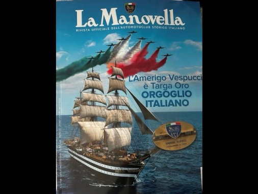 Il Vespucci e la storica berlina Rai a Napoli incrociano il Giro