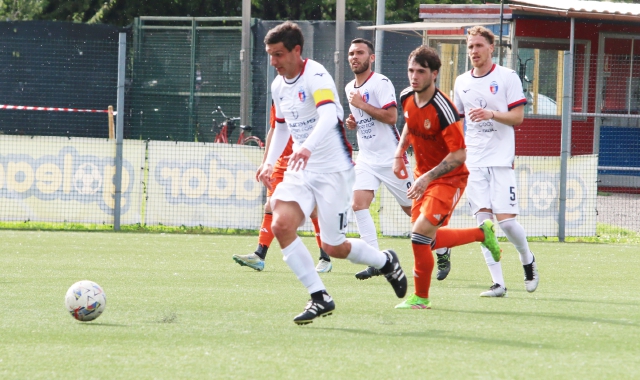 Una fase di Caronnese-Rhodense di domenica scorsa: domenica replay playoff (foto Blitz)