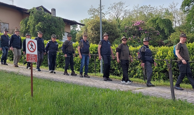 Alpini in marcia verso l’adunata di Biella. Numerosi quelli che dalla Sezione di Varese partecipano all’evento di domenica