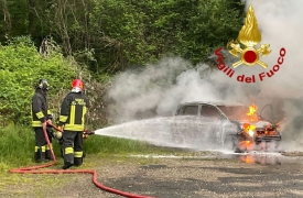 Auto divorata dalle fiamme sulla Provinciale