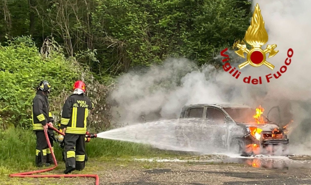 Auto divorata dalle fiamme sulla Provinciale