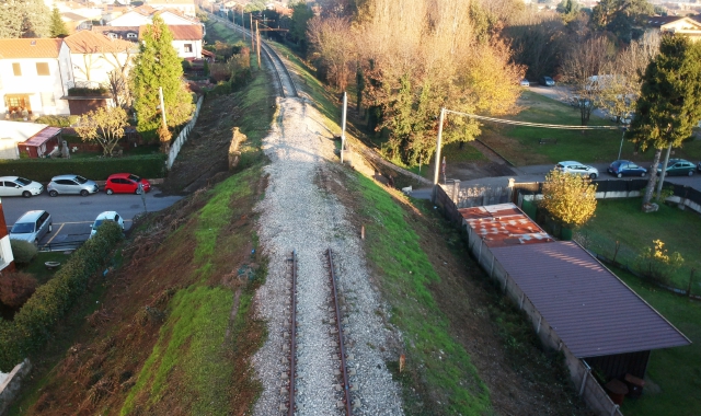 Un tratto della vecchia ferrovia che avrebbe dovuto essere trasformata in pista ciclopedonale (foto Blitz)