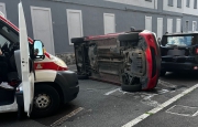 Busto, auto ribaltata: a bordo donna con quattro bambini