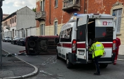 Busto, auto ribaltata: a bordo donna con quattro bambini
