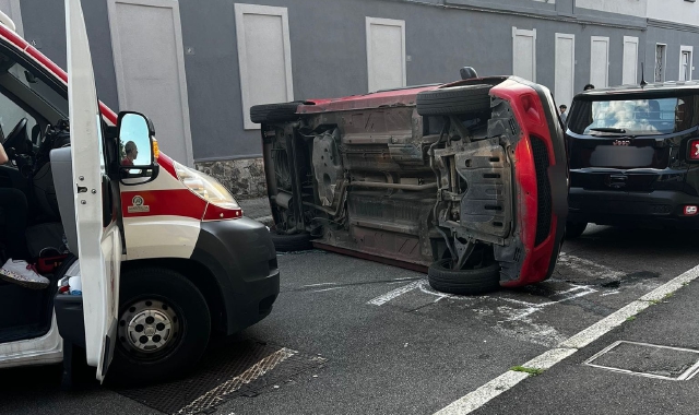 L’auto rovesciata in via Mentana a Busto Arsizio