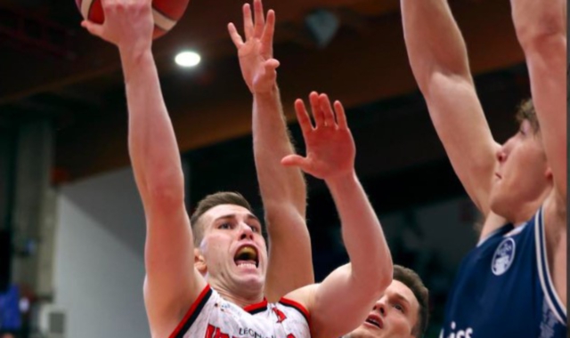 Knights, rimonta e vittoria