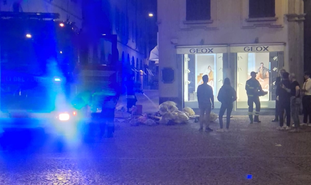 L’intervento dei mezzi di soccorso alle 11 di sera in piazza Carducci