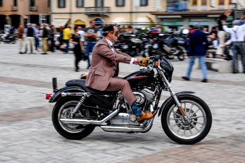 Giacca e papillon: la solidarietà sale in moto