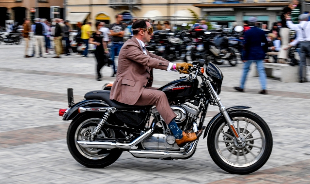 Giacca e papillon: la solidarietà sale in moto
