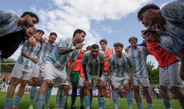 La Besnatese si raccoglie al centro del campo per godersi il passaggio del turno e caricarsi in vista della finale contro il Morazzone che vale una stagione (foto Andrea Cogotti/BLITZ)