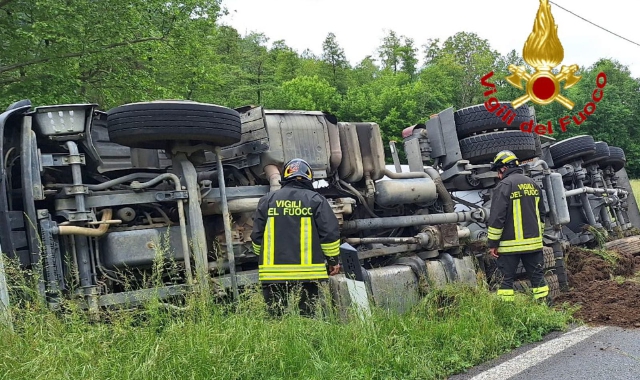Camion fuori controllo: ribaltamento a Comabbio