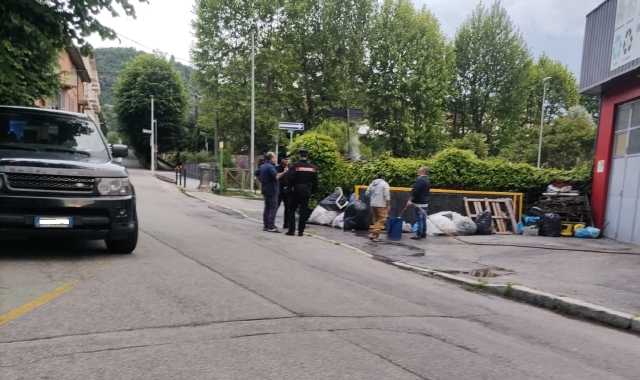 Immondizia a fuoco, vetrine danneggiate: caos a Laveno