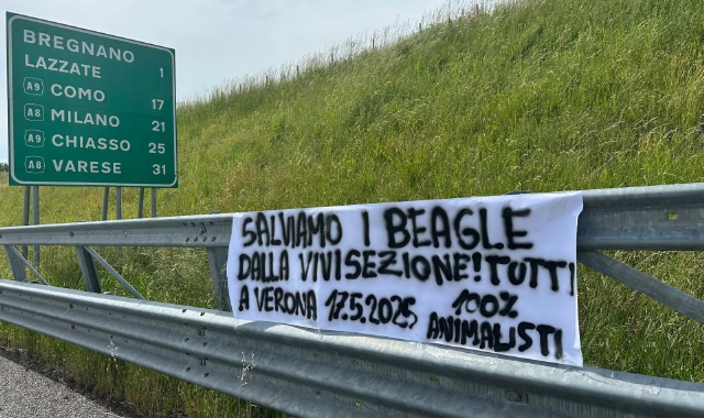 Lo striscione sulla Pedemontana