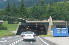 Rimorchio va a sbattere: galleria del San Gottardo chiusa