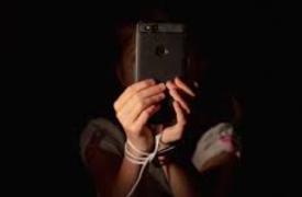 «Figlio violento». Ma la mamma lo difende