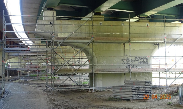 Lungo il viadotto della Tangenziale A60 di Pedemontana sono in corso i lavori di consolidamento dopo la chiusura della carreggiata ovest (foto Blitz)