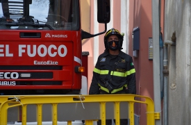 Tenta di spegnere il rogo e finisce all’ospedale