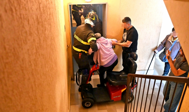 L’intervento dei vigili del fuoco per aiutare le persone in difficoltà in via Valverde (foto Blitz)