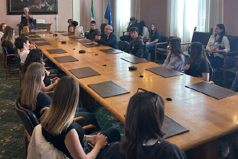 Varese, studenti a lezione dal prefetto