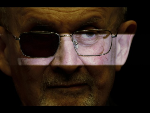 Rushdie, l'attentatore condannato a 25 anni