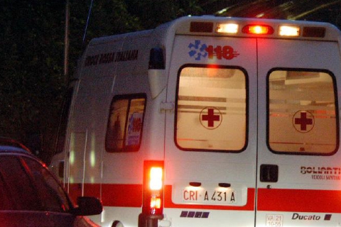 Azzate, scontro frontale nella notte: grave 23enne