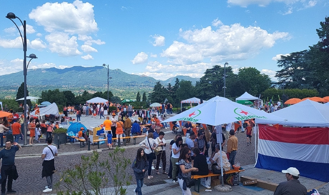 Azzate in arancione per Koningsdag