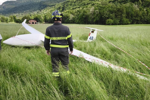 Atterra in un prato: paura per il pilota di un aliante