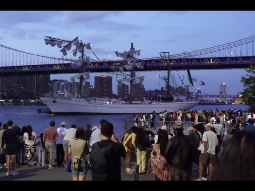 Nave scuola messicana urta il ponte di Brooklyn, 22 feriti