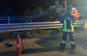 Si ribalta sul ponte, ferito 23enne