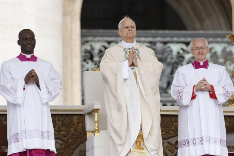 Il Papa umile parla di pace. Lungo applauso
