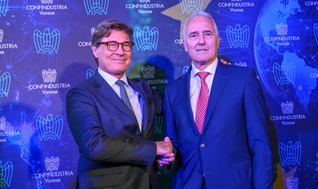 Stretta di mano e staffetta tra Roberto Grassi e Luigi Galdabini (foto Benvegnù - Blitz)