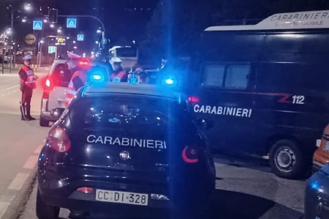 Spacciatore con 10.000 euro in auto. Arrestato
