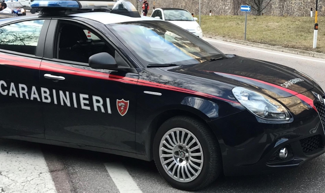 I due anziani, scioccati, hanno chiamato i figli che hanno fatto intervenire le forze dell’ordine e i soccorritori del 118. Entrambi sono stati portati in pronto soccorso