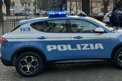 Tenta di lanciarsi nel vuoto, la polizia lo salva