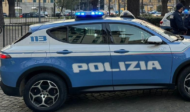Tenta di lanciarsi nel vuoto, la polizia lo salva