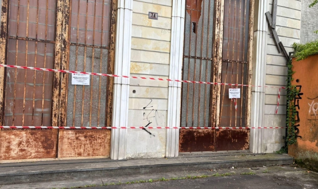 I sigilli fuori da Villa Saccal, sgomberata dopo sette anni