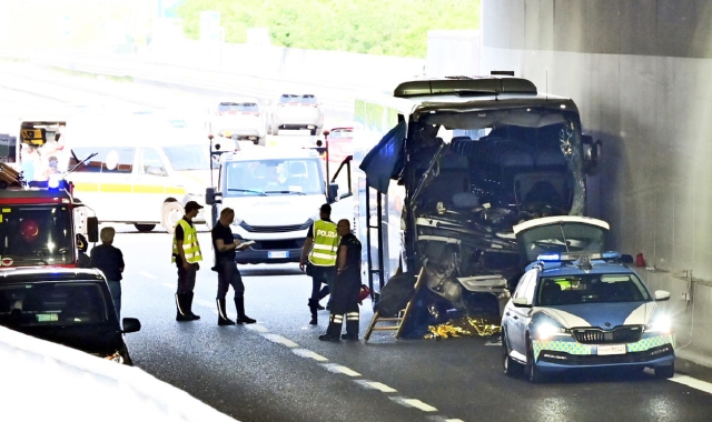 La Polizia e i soccorritori fermi sotto il cavalcavia dove si è fermata la corsa del camion e del pullman